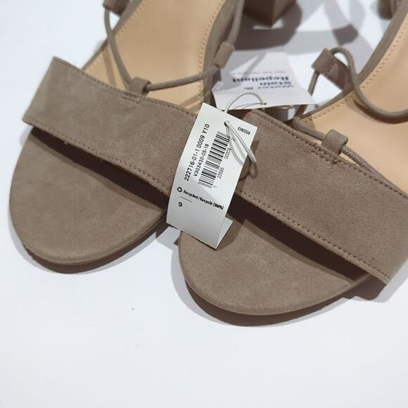 Old Navy Strappy Heels with PomPom Taupe Size 9 NWT - Picture 4 of 7